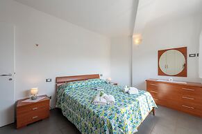 Rosy House 100m From Lake& Shared Pool
