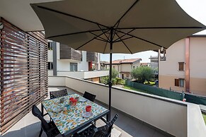 Rosy House 100mt From Lake& Shared Pool