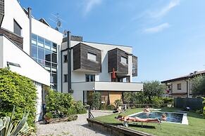 Rosy House 100m From Lake& Shared Pool