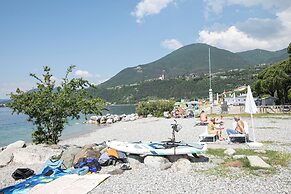 Rosy House 100mt From Lake& Shared Pool