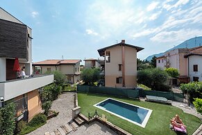 Rosy House 100mt From Lake& Shared Pool