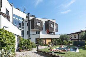 Rosy House 100m From Lake& Shared Pool