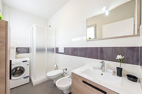 Rosy House 100mt From Lake& Shared Pool