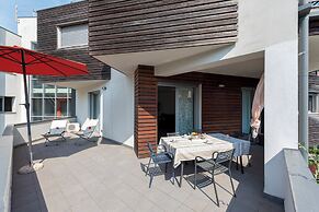 Rosy House 100m From Lake& Shared Pool