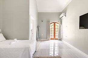 Charming Sea View Town House Chef Driver Optional