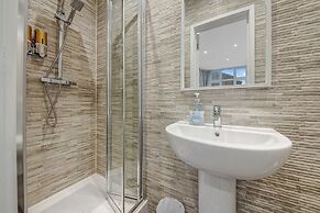 Spacious 4 Bedroom 4 Bath-free Parking Great Links