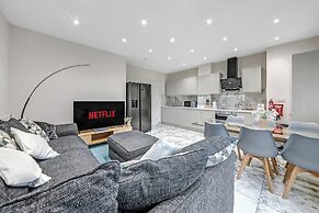 Spacious 4 Bedroom 4 Bath-free Parking Great Links