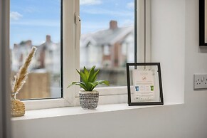 Spacious 4 Bedroom 4 Bath-free Parking Great Links