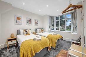 Spacious 4 Bedroom 4 Bath-free Parking Great Links