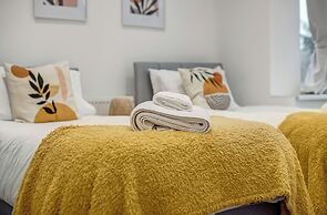 Spacious 4 Bedroom 4 Bath-free Parking Great Links