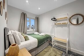 Spacious 4 Bedroom 4 Bath-free Parking Great Links