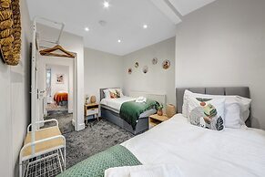 Spacious 4 Bedroom 4 Bath-free Parking Great Links