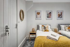 Spacious 4 Bedroom 4 Bath-free Parking Great Links