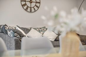 Spacious 4 Bedroom 4 Bath-free Parking Great Links