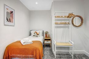 Spacious 4 Bedroom 4 Bath-free Parking Great Links