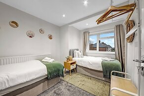 Spacious 4 Bedroom 4 Bath-free Parking Great Links