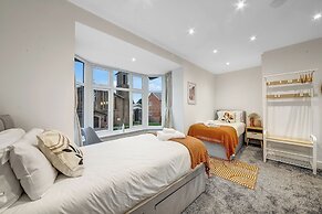 Spacious 4 Bedroom 4 Bath-free Parking Great Links