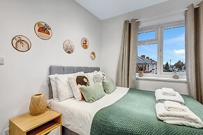 Spacious 4 Bedroom 4 Bath-free Parking Great Links