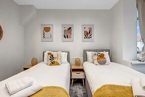 Spacious 4 Bedroom 4 Bath-free Parking Great Links