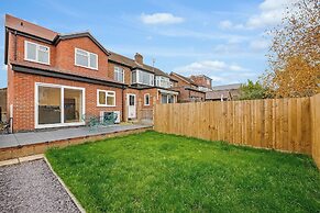 Spacious 4 Bedroom 4 Bath-free Parking Great Links