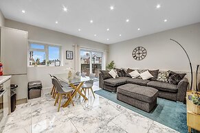 Spacious 4 Bedroom 4 Bath-free Parking Great Links