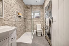 Spacious 4 Bedroom 4 Bath-free Parking Great Links