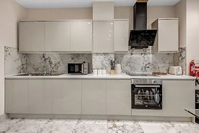 Spacious 4 Bedroom 4 Bath-free Parking Great Links