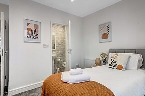 Spacious 4 Bedroom 4 Bath-free Parking Great Links