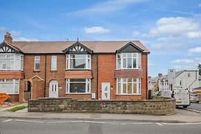 Spacious 4 Bedroom 4 Bath-free Parking Great Links