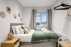 Spacious 4 Bedroom 4 Bath-free Parking Great Links