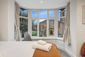 Spacious 4 Bedroom 4 Bath-free Parking Great Links