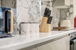 Spacious 4 Bedroom 4 Bath-free Parking Great Links