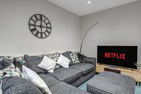 Spacious 4 Bedroom 4 Bath-free Parking Great Links