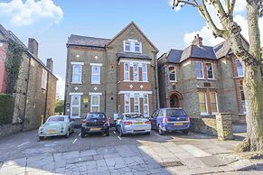 Spacious 2-bedroom Flat With 3 Beds in Ealing, W5