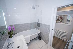 Spacious 2-bedroom Flat With 3 Beds in Ealing, W5