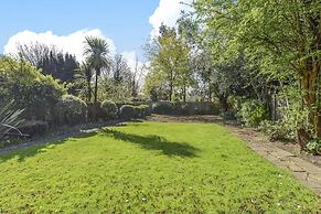 Spacious 2-bedroom Flat With 3 Beds in Ealing, W5