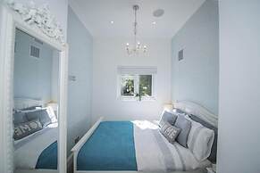 Spacious 2-bedroom Flat With 3 Beds in Ealing, W5