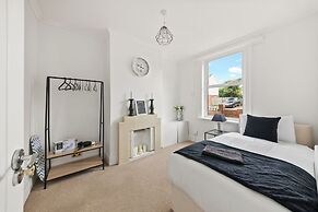 Reading Retreat Spacious 5 Bedroom House