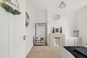 Reading Retreat Spacious 5 Bedroom House