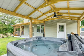 Waterfront Escape in Cub Run w/ Deck & Hot Tub!