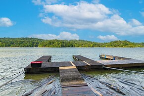 Waterfront Escape in Cub Run w/ Deck & Hot Tub!