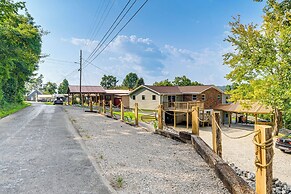 Waterfront Escape in Cub Run w/ Deck & Hot Tub!