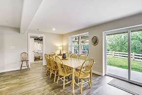 Waterfront Escape in Cub Run w/ Deck & Hot Tub!