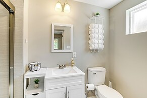 Waterfront Escape in Cub Run w/ Deck & Hot Tub!