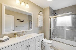 Waterfront Escape in Cub Run w/ Deck & Hot Tub!