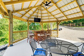 Waterfront Escape in Cub Run w/ Deck & Hot Tub!