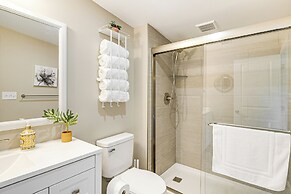 Waterfront Escape in Cub Run w/ Deck & Hot Tub!