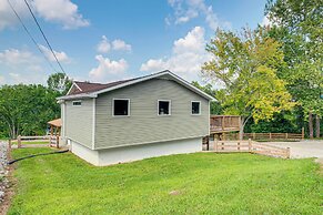 Waterfront Escape in Cub Run w/ Deck & Hot Tub!