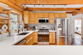 Deck & Pool Access: Pine Mountain Club Cabin!