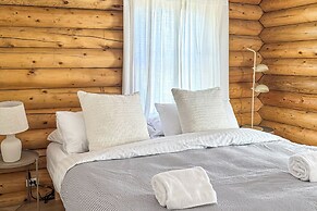 Deck & Pool Access: Pine Mountain Club Cabin!